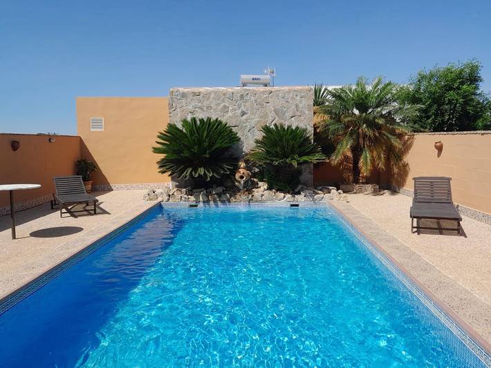 Maison de vacances pour 4 personnes, avec terrasse ainsi que jardin et piscine, animaux acceptés en Espagne