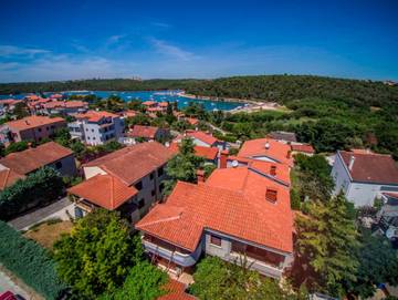 Ferienwohnung für 5 Personen, mit Ausblick und Garten sowie Seeblick und Terrasse, mit Haustier in Banjole
