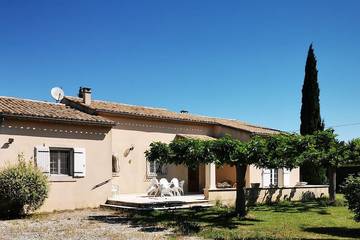 Gîte pour 6 personnes, avec jardin et terrasse à Cheval-Blanc