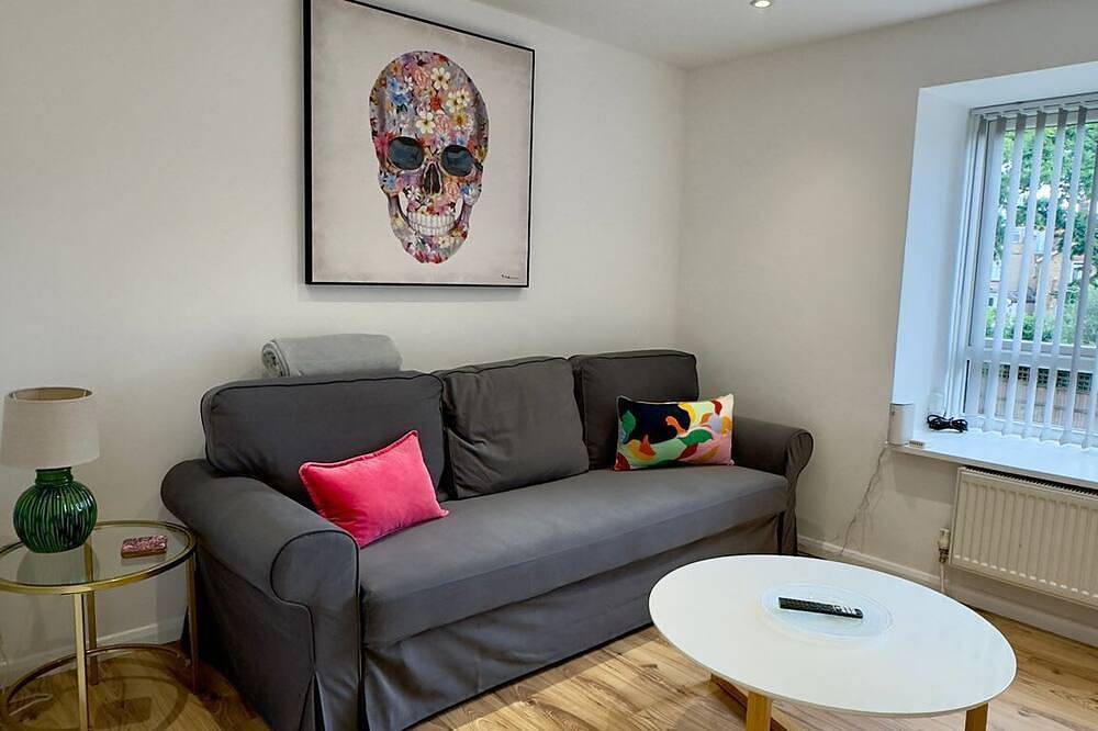 Bed And Breakfast for 7 Guests in Ealing, London