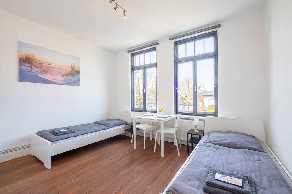 Ganze Wohnung, Große Monteurwohnung in Villa - 4 Zimmer (8 Personen), Wlan, Tv, Küche - Ahrensburg Nähe Hamburg in Ahrensburg, Kreis Stormarn