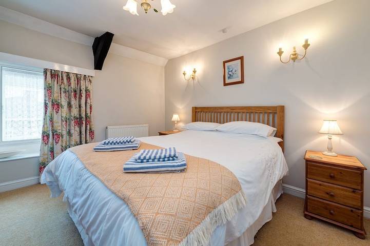Wisteria Cottage, Topsham in Crealy Adventure Park, Devon