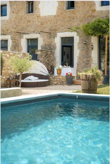 Chambre d’hôte pour 2 personnes, avec vue et piscine ainsi que sauna et jardin dans le Gard