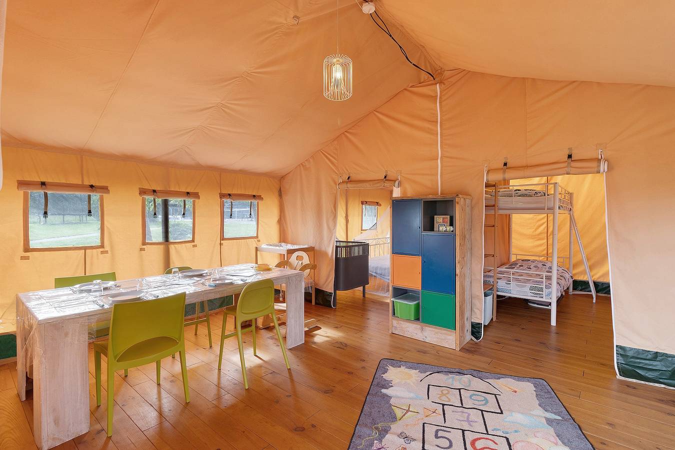 Glamping « Tente Safarilodge 1 – 5 personnes » avec terrasse privée, jardin commun et Wi-Fi in Paulin, Périgord Noir