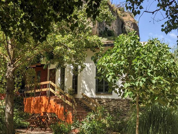 Apartamento para 2 personas, con Terraza y Jardín además de Piscina para niños y Vistas en Setenil de las Bodegas