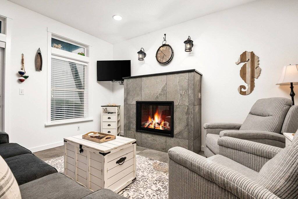 Expansive Ocean Views From Home and Hot Tub, Pet Friendly, Private Deck, Fireplace, Steps From Beach in Lincoln Beach, Lincoln County (OR)