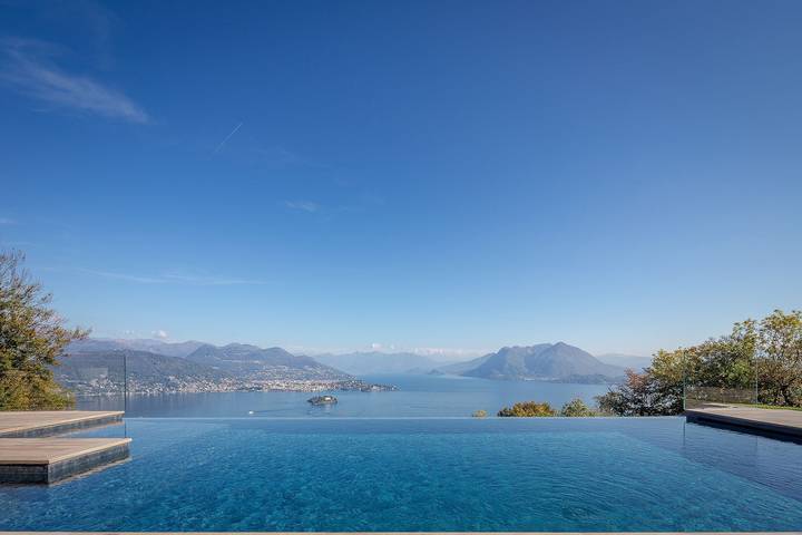 Villa pour 8 personnes, avec Balcon et Jacuzzi ainsi que Jardin et Vue sur le lac à Comune di Stresa