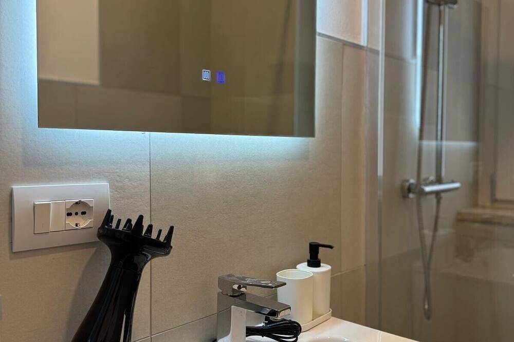 Deluxe Penthouse 2 Bed + S-Sofa. Exclusive access to the roof terrace/whirlpool. in Cirò Marina, Golfe de Tarente