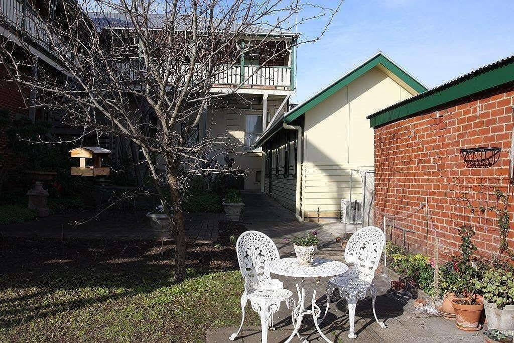 Ganze Wohnung, Doongarra - so leise, dass Sie nie wissen würden, dass es direkt hinter den Läden liegt. in Queenscliff, Bellarine