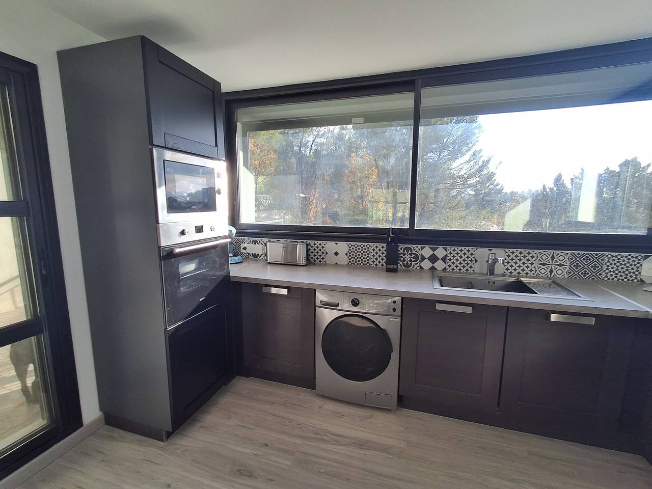 Appartement entier, Haut De Villa Vue Sainte Victoire avec vue montagne, terrasse partagée et Wi-Fi in Rousset, Région d'Aix-en-Provence