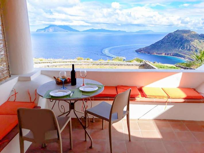 Appartamento per 4 persone, con Balcone e Terrazza nonché Giardino e Panorama a Filicudi