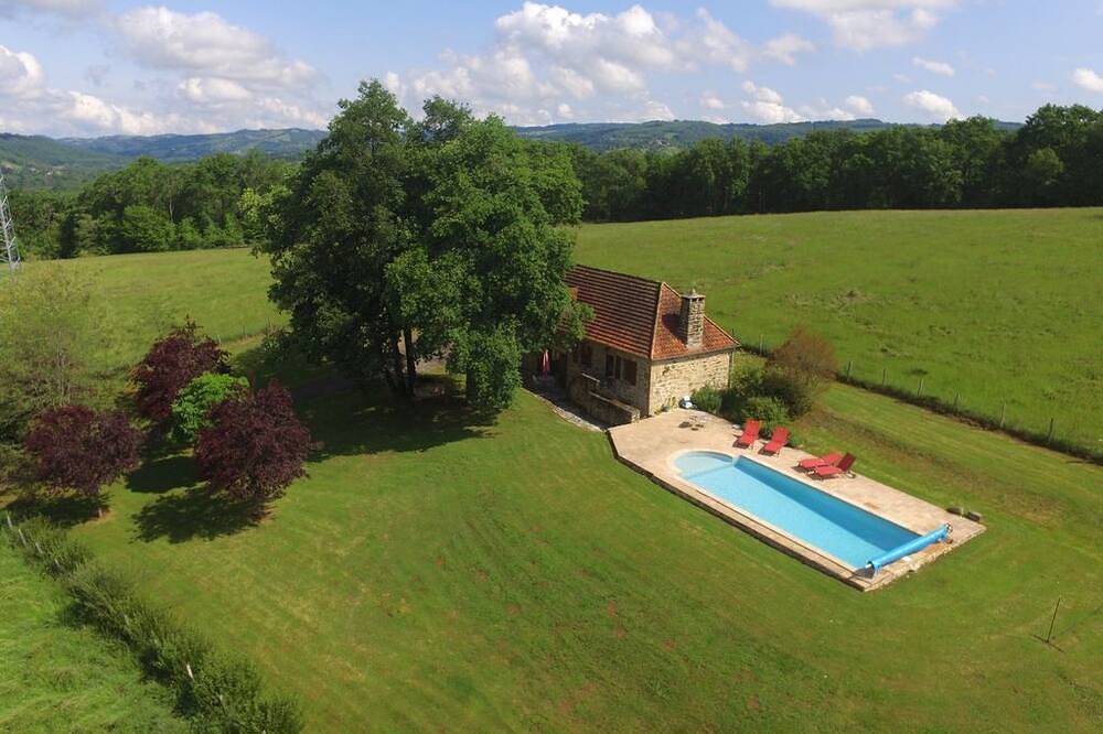 Cottage de 2 chambres avec piscine  chauffée en pleine nature in Puy-d'Arnac, Région de Brive-la-Gaillarde
