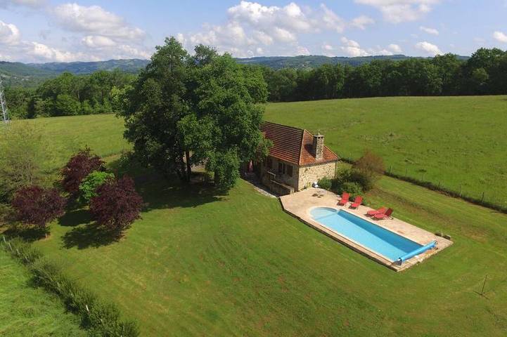 Gîte pour 5 personnes, avec jardin et terrasse, animaux acceptés à Puy-d'Arnac