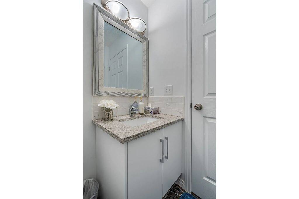 Modern House with Private Backyard and Fireplace in Calgary, Kanadische Rocky Mountains