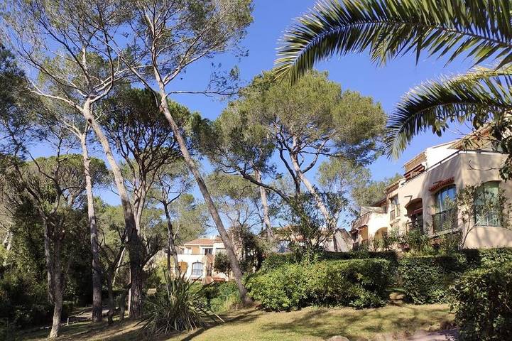 Appartement de vacances pour 4 personnes, avec terrasse ainsi que piscine et jardin