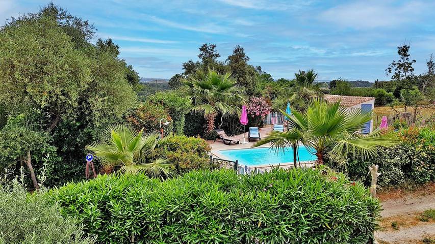 Gîte pour 6 personnes, avec Terrasse ainsi que Jardin et Piscine en Corse