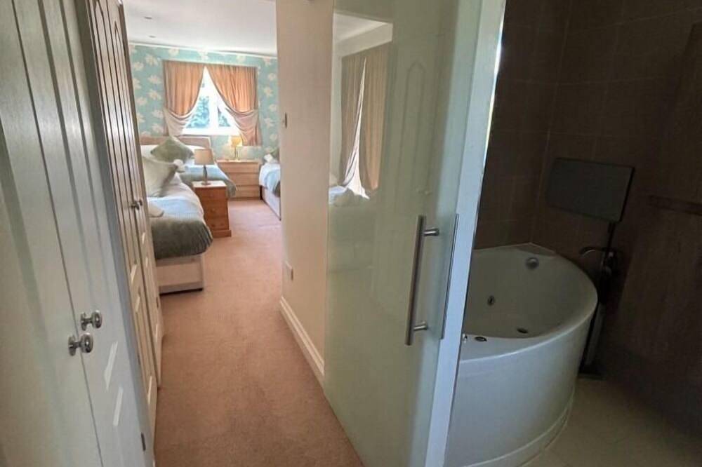 Ganze Wohnung, Komfort-Apartment-Ensuite mit Dusche-Balkon-Cozy in Crawley, West Sussex