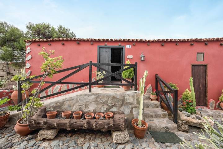 Cheap villa for 4 people, with Garden in Tenerife