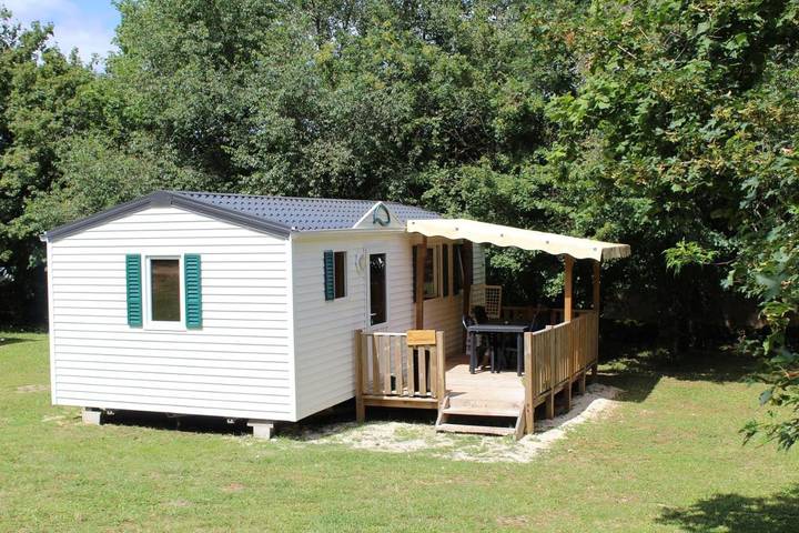 Camping pour 4 personnes, avec bassin pour enfant ainsi que jardin et piscine, animaux acceptés