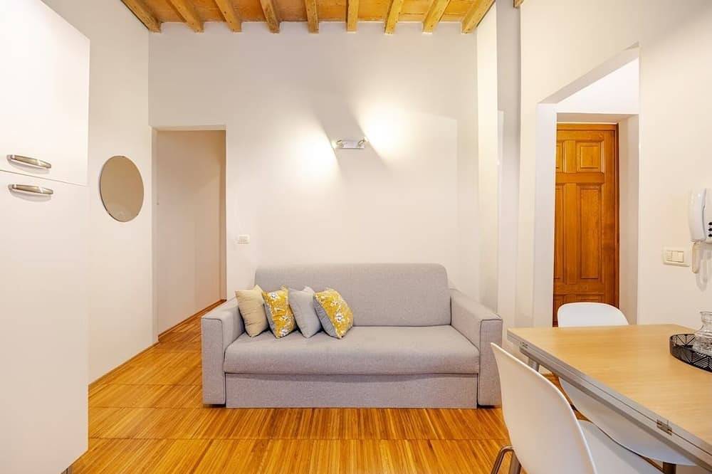 Entire apartment, Charming Condo Near Piazza Grande & Francescana in Modena, Modena Province