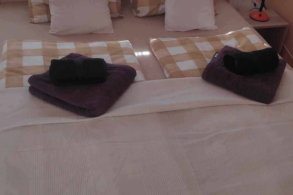 Ganze Wohnung, 100 lépés - 100 steps - Apt with huge terrace next to the thermal bath in Harkan, Siklósi járás