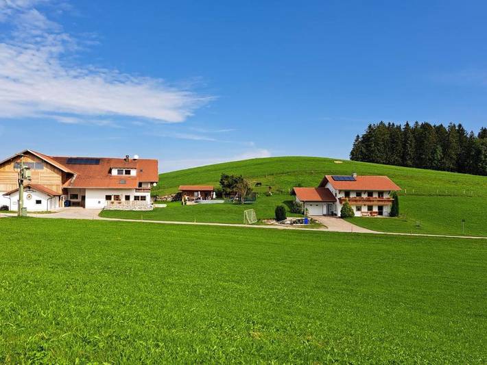 Ferienwohnung für 6 Personen, mit Balkon und Terrasse sowie Garten und Pool in Lengenwang