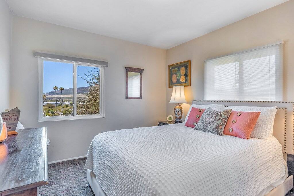 The Avenue: Charming hideaway with private deck & peeks of ocean, near downtown in Ventura, Ventura County