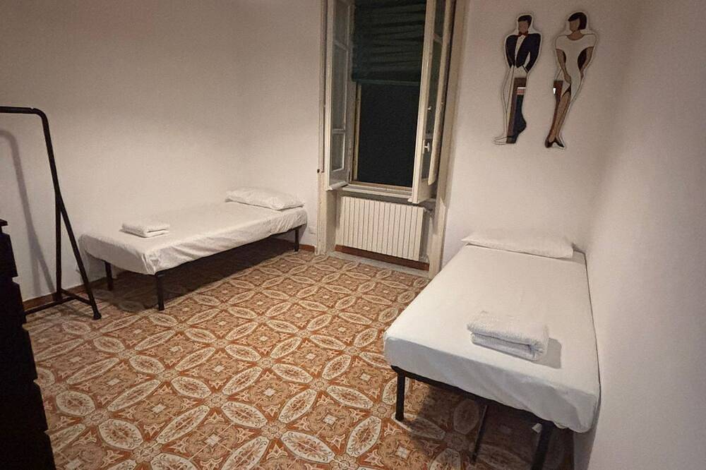 Spacious 3-bedroom building in enchanting Salerno with Ac in Salerno, Tyrrhenische Küste Kampanien