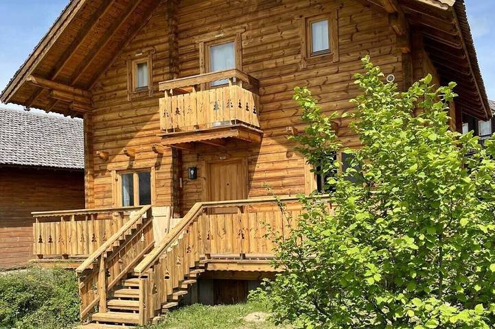 Chalet pour 13 personnes, avec sauna ainsi que piscine et jardin dans La Joue du Loup