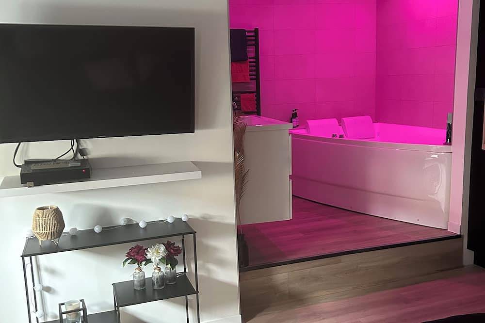 Entire apartment, The 3-star Tournonaise suite in Tournon-sur-Rhône, Tournon-sur-Rhône region