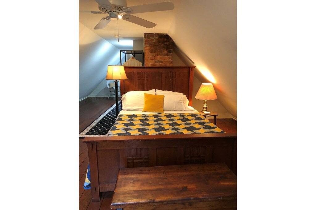Queen-Deluxe-Ensuite Dusche-Blick auf die Landschaft-The Treehouse in Halifax County