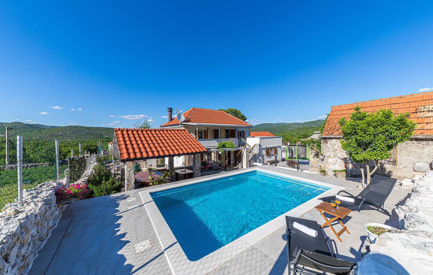 Geräumige 2-Zimmer-Wohnung mit Pool, Terrasse und Parkplatz – kostenloses WLAN! in Dalmatinisches Zagora