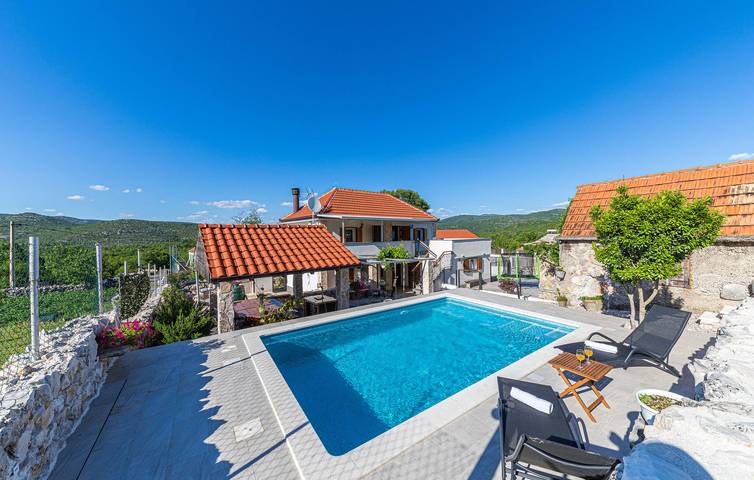 Geräumige 2-Zimmer-Wohnung mit Pool, Terrasse und Parkplatz – kostenloses WLAN! in Dalmatinisches Zagora