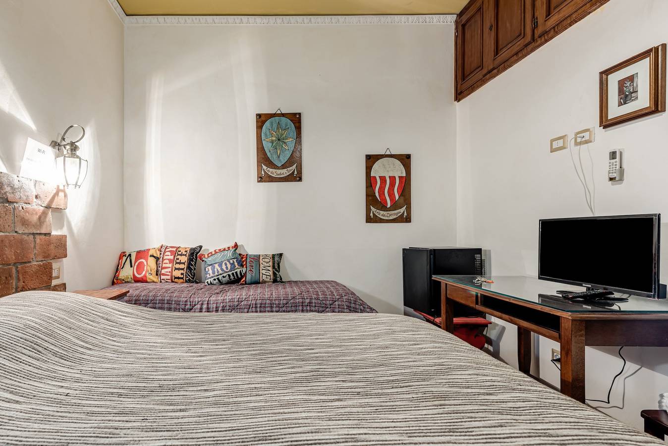 Entire apartment, Room 'Camera Matrimoniale 4' with Wi-Fi and Air Conditioning in Florence city center, Florence