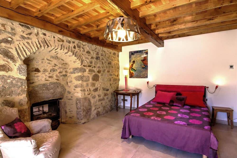 Gîte La Liesse avec 4 chambres, cheminée, jardin et animaux acceptés in La Valla-sur-Rochefort, Montbrison