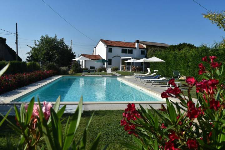 Rustico per 4 persone, con Balcone e Idromassaggio nonché Terrazza e Piscina a Ferrara