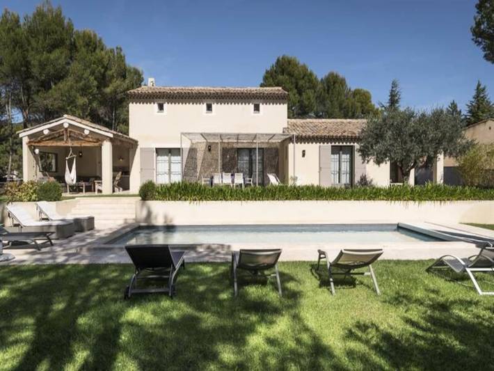 Gîte pour 8 personnes, avec terrasse ainsi que jardin et piscine, adapté aux familles à Lourmarin - 4