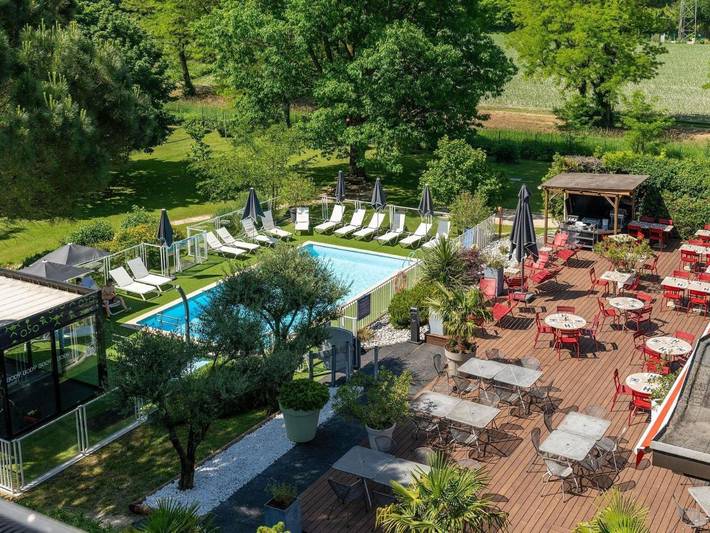 Hôtel pour 3 personnes, avec Terrasse et Jardin ainsi que Piscine et Vue