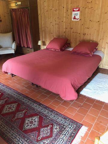 Location de vacances pour 3 personnes, avec vue sur le lac et vue ainsi que jardin et terrasse à Mardilly