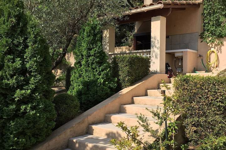 Freistehende Villa mit eigenem Pool in blühendem, baumbestandenem Garten in Vaison-la-Romaine, Parc naturel régional du Mont-Ventoux
