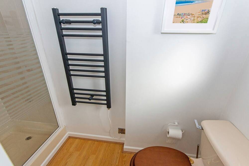 Oceanside | Sleeps 6 |Walk to Beach & Stylish in Croyde, Devon