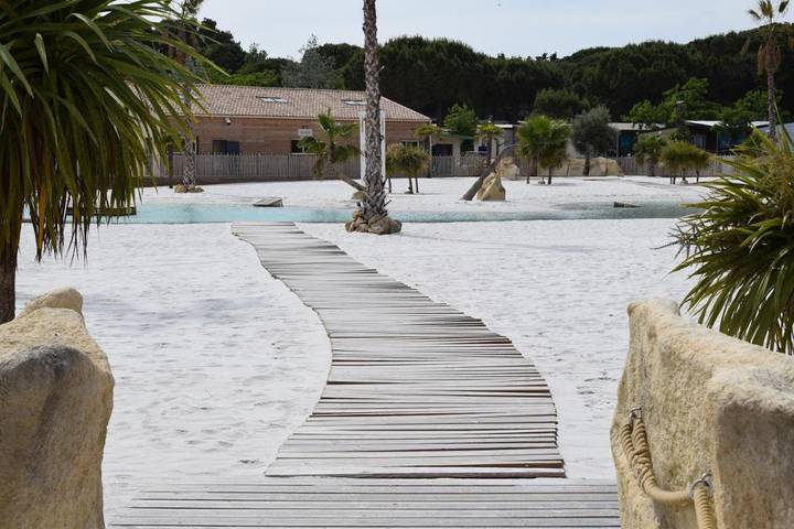 Camping pour 5 personnes, avec terrasse et bassin pour enfant