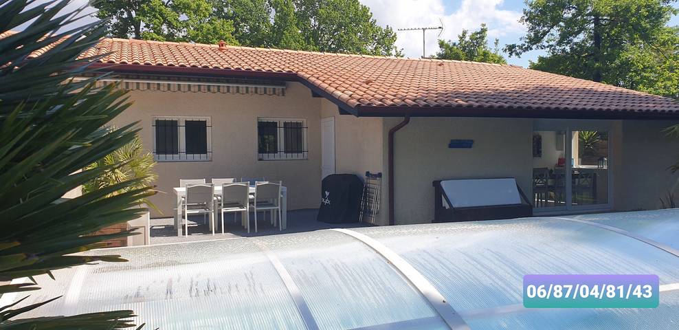 Gîte pour 6 personnes, avec piscine ainsi que terrasse et jardin