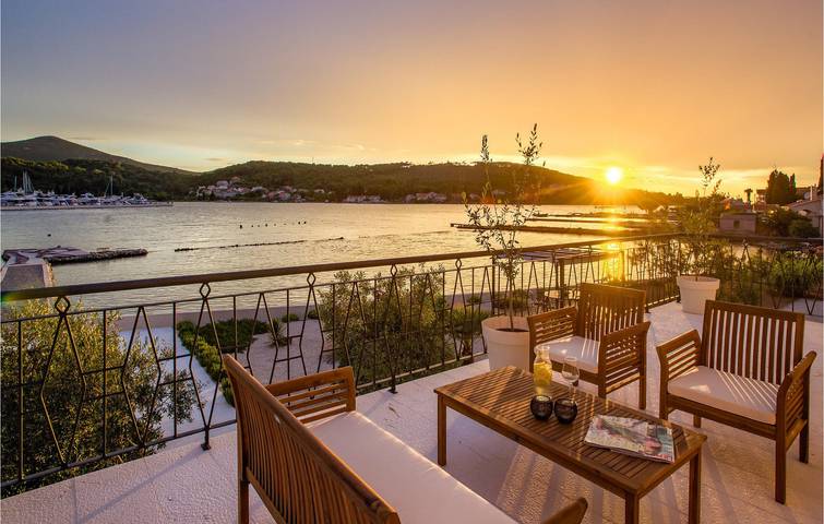 Accogliente appartamento sul mare con piscina, Wi-Fi e parcheggio in Sutomiscica, Isola di Ugljan