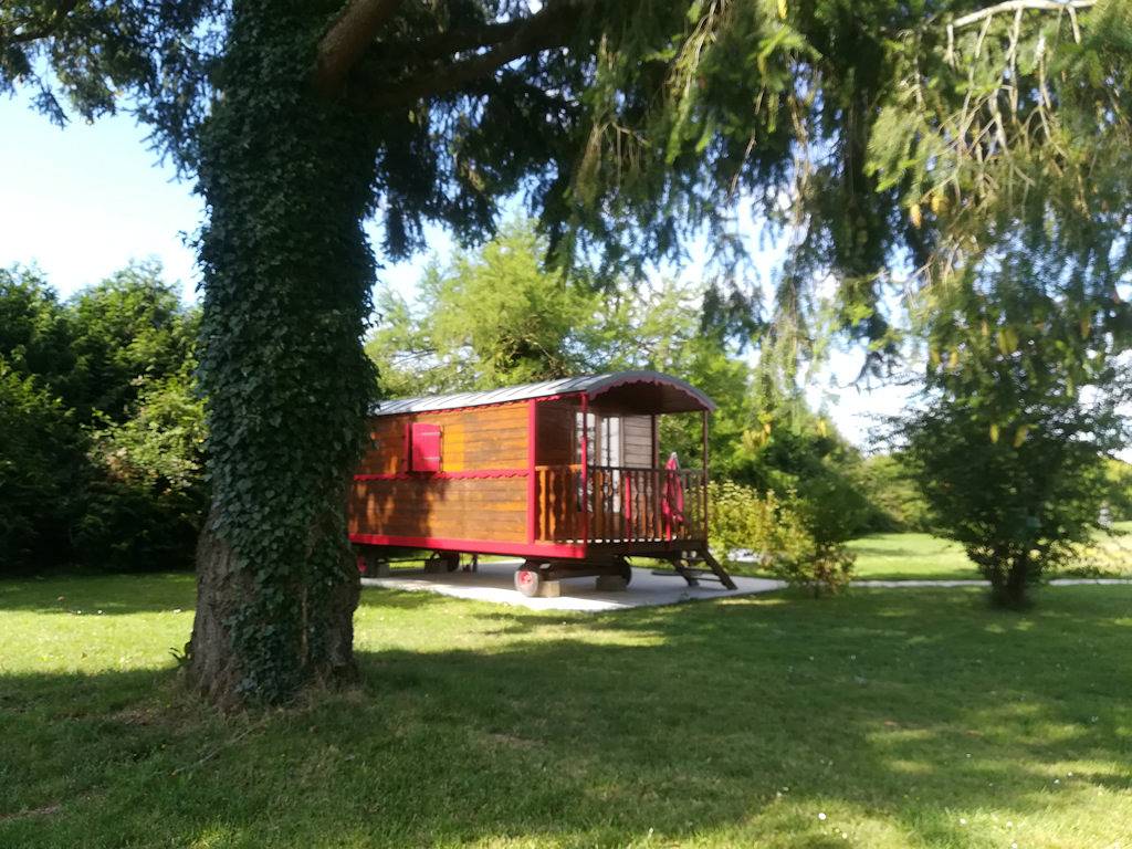 Insolites et charmantes roulottes Abélia et Attrape Rêve in Gémozac, Région de Saintes