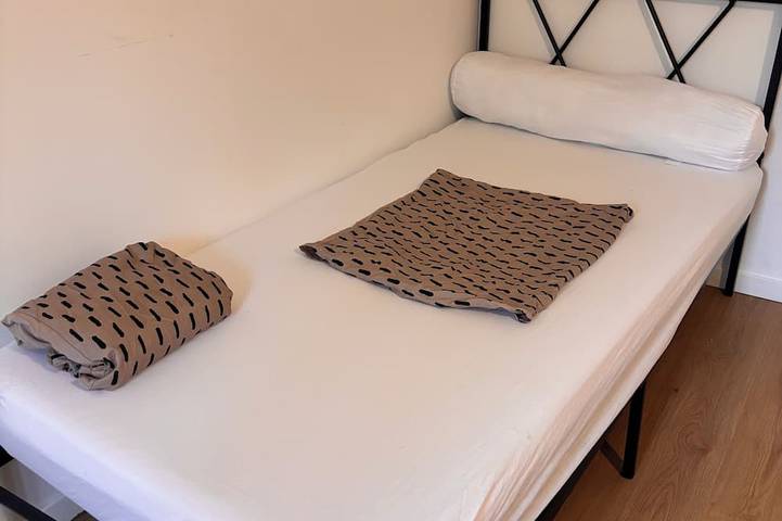 Ganze Wohnung, One-bedroom apartment in the city center with parking and a view of the river in Bédarieux, Béziers und Umgebung