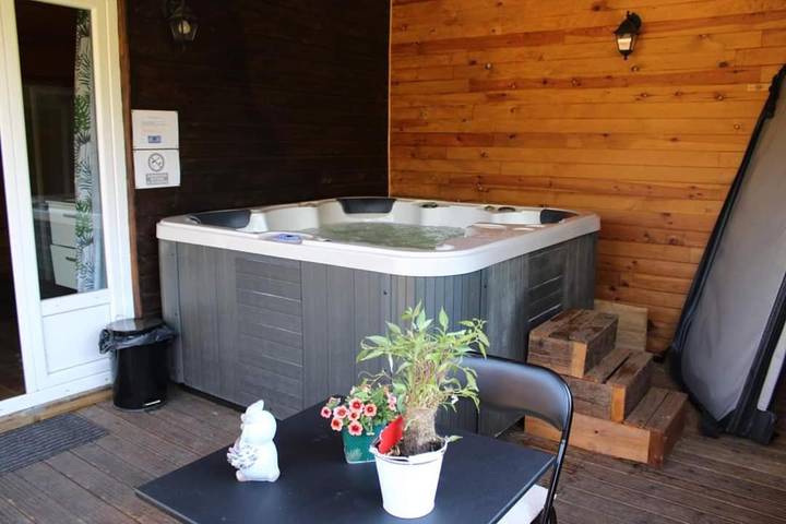 Chambre d’hôte pour 2 personnes, avec Jacuzzi et Terrasse ainsi que Jardin et Sauna à Vieux-Condé