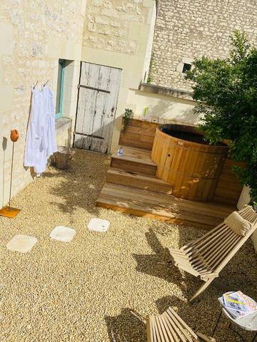 Cottage pour 2 personnes, avec jardin ainsi que terrasse et jacuzzi à Ligré