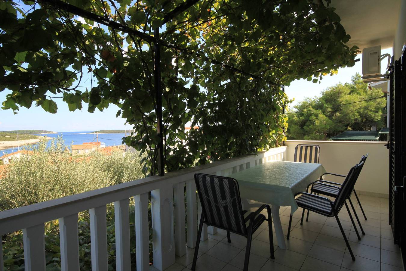 Ganze Wohnung, 2-Zimmer-Ferienwohnung mit Terrasse und Meerblick Rukavac, Vis A-2411-a in Rukavac, Split-Dalmatien