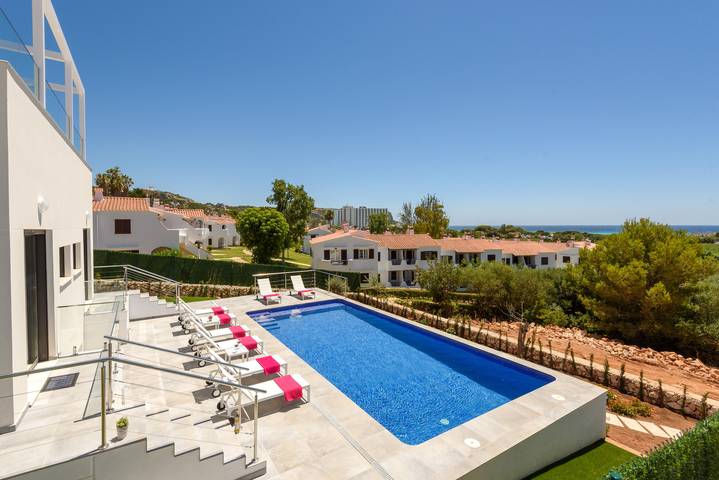 Villa for 8 people, with terrace and garden in Platja Son Bou